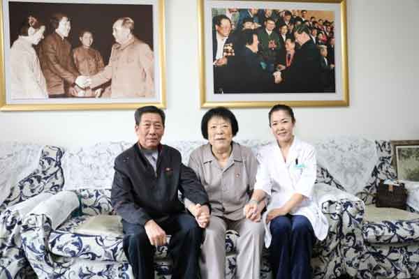 國慶前沈陽京科醫(yī)院 慰問全國勞動模范尉鳳英和戰(zhàn)斗英雄金東輝